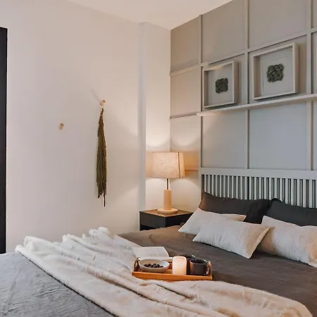 Ferrat - 3 Bedrooms In Eixample Esquerra Apartment
